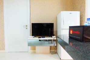 Private kitchen - Comfy 2BR Apartment at Green Pramuka City (Jakarta)