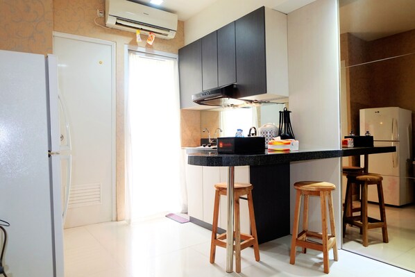 Room | Private kitchenette | Fridge, stovetop, electric kettle, cookware/dishes/utensils