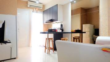 Refrigerador, placa de cocina, tetera/pava eléctrica