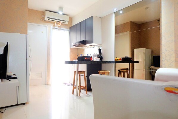 Private kitchen - Comfy 2BR Apartment at Green Pramuka City (Jakarta)