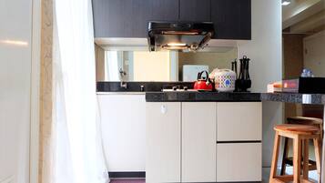 Refrigerador, placa de cocina, tetera/pava eléctrica