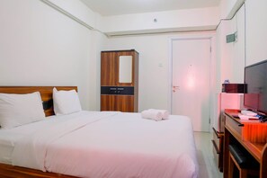 Room | Free WiFi, bed sheets - Simply Studio Apartment at Green Pramuka City (Jakarta)