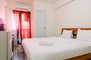 Room | Free WiFi, bed sheets - Simply Studio Apartment at Green Pramuka City (Jakarta)