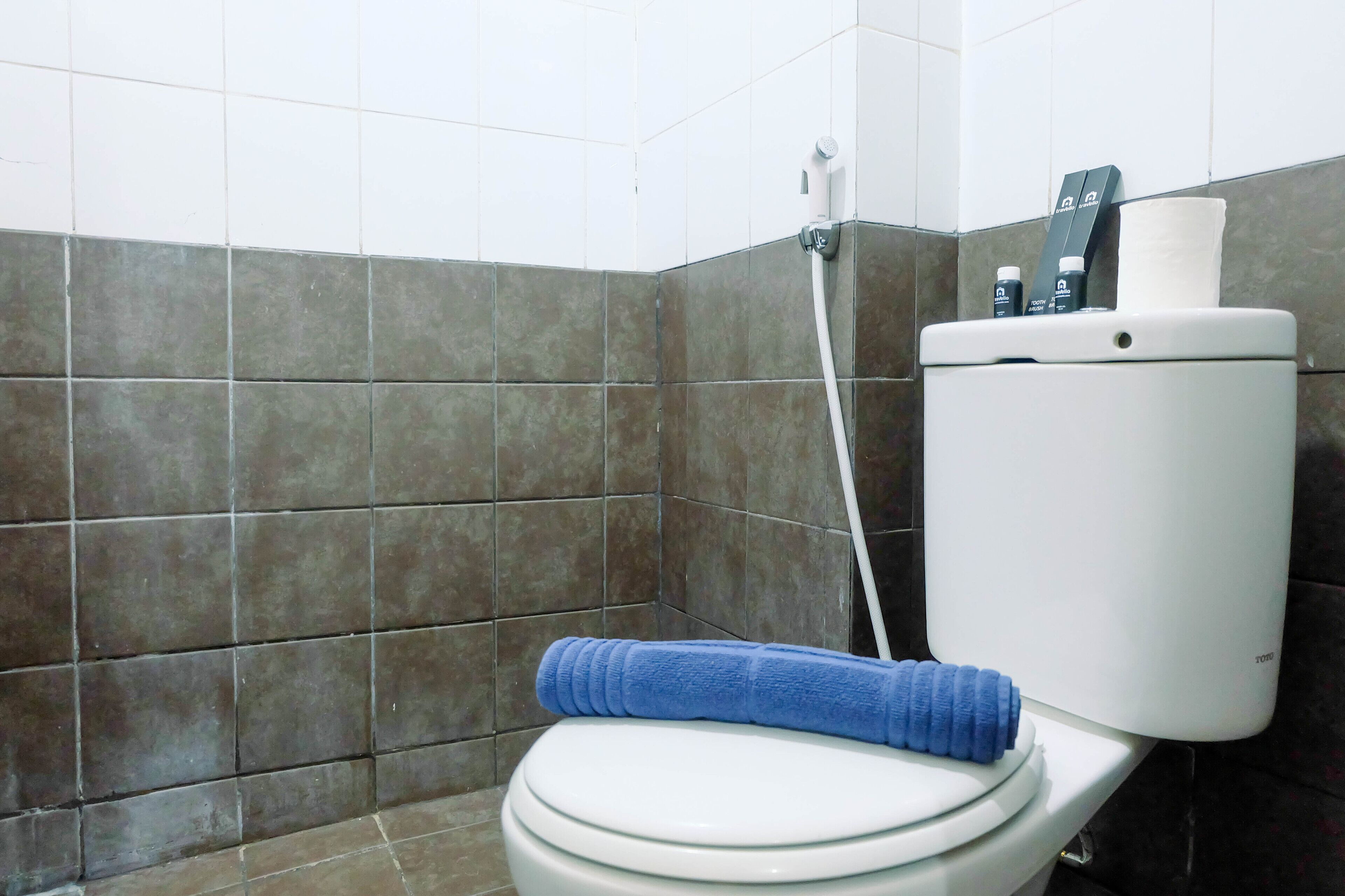 Room | Bathroom | Shower, free toiletries, towels