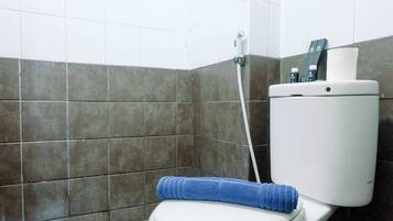 Værelse | Badeværelse | Bruser, gratis toiletartikler, håndklæder