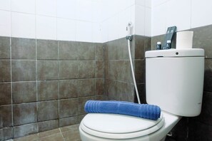 Room | Bathroom | Shower, free toiletries, towels