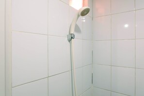 Bathroom - Simply Studio Apartment at Green Pramuka City (Jakarta)