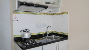 Quarto | Cozinha americana privada | Geladeira, cooktop, talheres/pratos/utensílios de cozinha