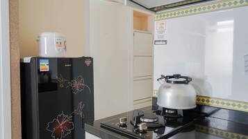 Room | Private kitchen | Fridge, stovetop, cookware/dishes/utensils