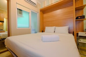 Room | Free WiFi, bed sheets - New Modern Studio Apartment at Green Pramuka City (Jakarta)