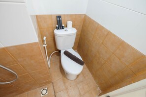 Kamar | Kamar mandi | Shower dan handuk