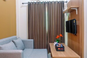 2 bedrooms, free WiFi, bed sheets - Connected to Mall 2BR Apartment at Green Pramuka City (Jakarta)