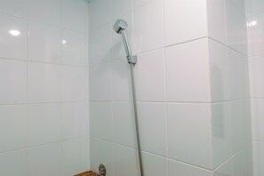 Room | Bathroom | Shower, towels - Connected to Mall 2BR Apartment at Green Pramuka City (Jakarta)