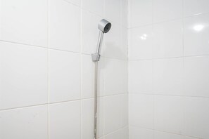 Kamar | Kamar mandi | Shower dan handuk