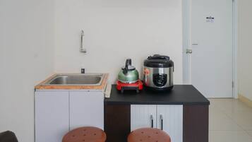 Room | Private kitchenette | Fridge, stovetop, cookware/dishes/utensils