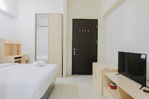 Room | Living area | TV - Best Price Studio at The Habitat Apartment near UPH (Curug)