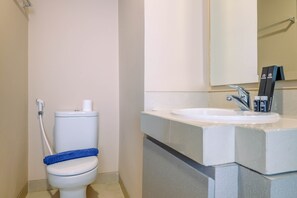 Kamar | Kamar mandi | Shower dan handuk