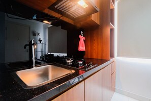 Room | Private kitchenette | Fridge, stovetop, cookware/dishes/utensils - Town View 1BR at Patraland Urbano Apartment (Bekasi)