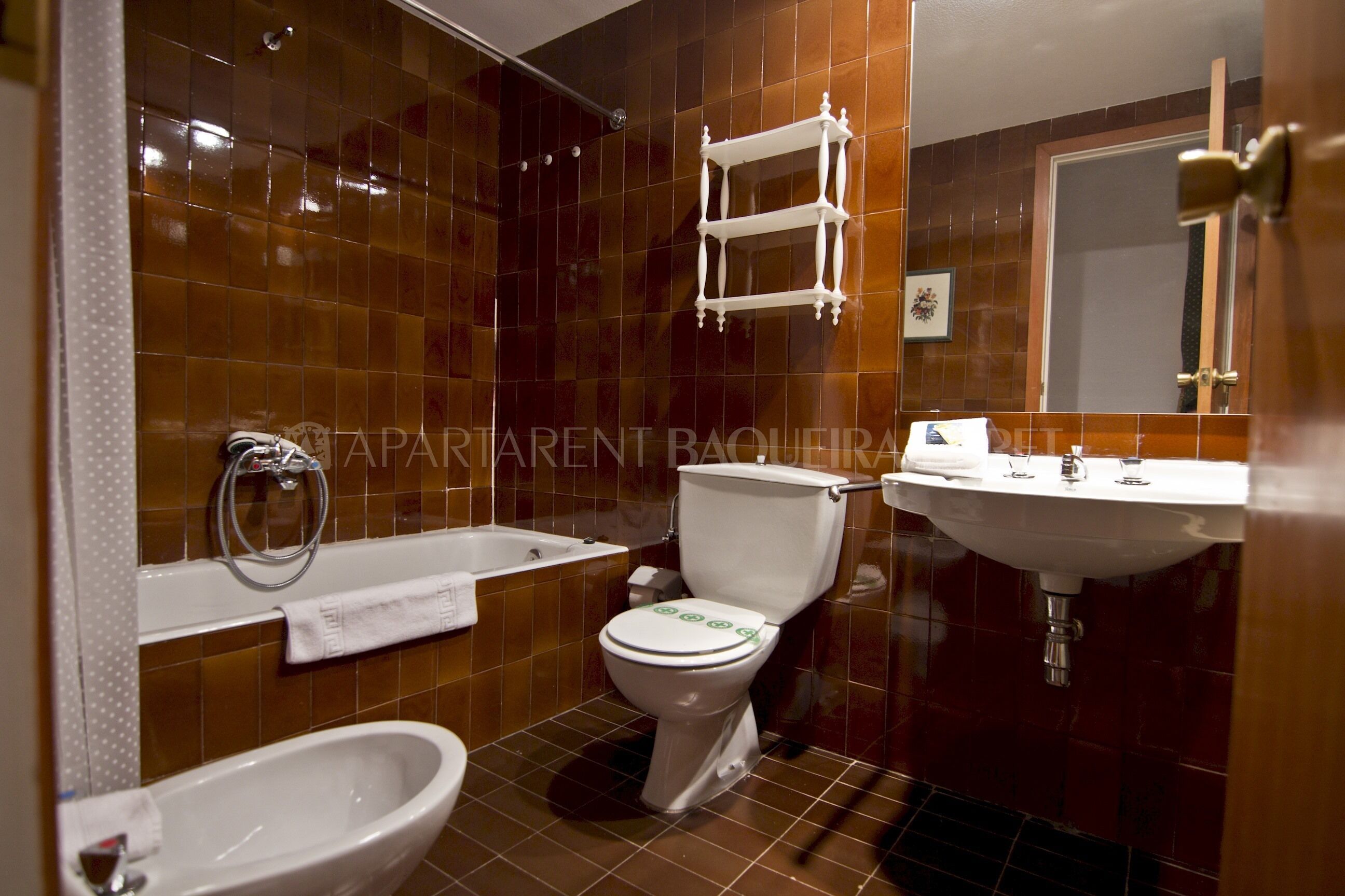 Ein Badezimmer mit Badewanne, Toilette und Waschbecken.