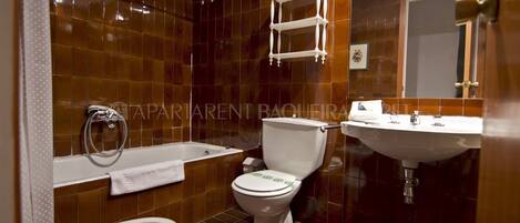 Ein Badezimmer mit Badewanne, Toilette und Waschbecken.