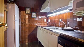 Réfrigérateur, micro-ondes, lave-vaisselle, cafetiÚre/bouilloire