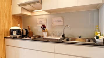 Room | Private kitchenette | Fridge, stovetop, cookware/dishes/utensils