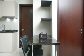 Kamar | Dapur kecil pribadi | Lemari es, kompor, ketel listrik, dan peralatan masak/sendok-piring