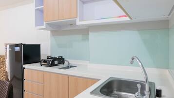 Room | Private kitchenette | Fridge, stovetop, cookware/dishes/utensils