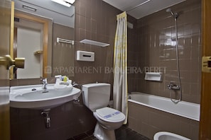 Bathtub, towels