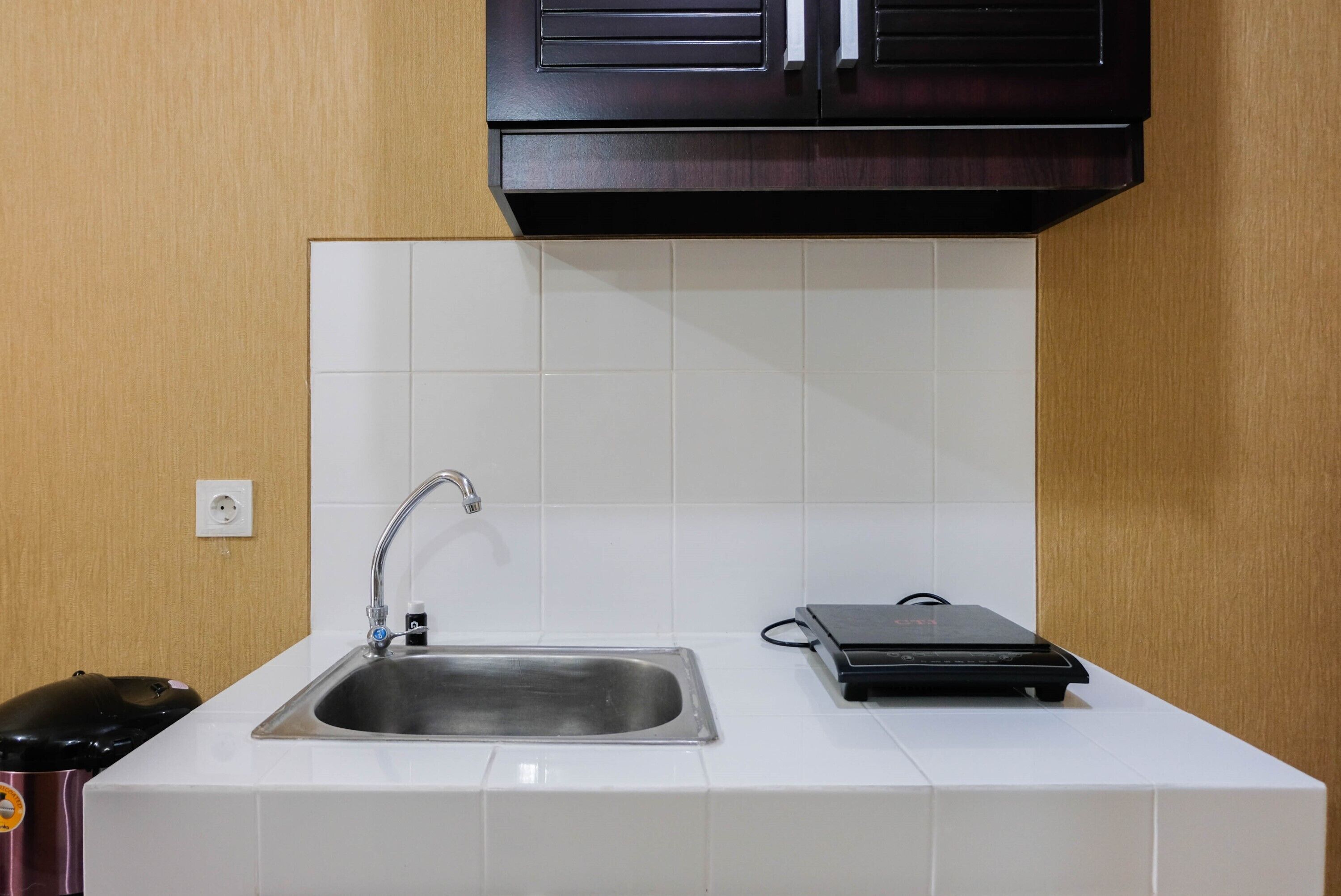 Quarto | Cozinha americana privada | Geladeira, cooktop, talheres/pratos/utensílios de cozinha