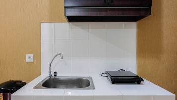 Quarto | Cozinha americana privada | Geladeira, cooktop, talheres/pratos/utensílios de cozinha
