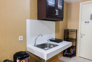 Habitación | Cocina básica privada | Frigorífico, placa de cocina y utensilios de cocina