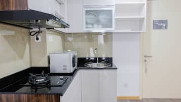 Room | Private kitchenette | Fridge, stovetop, cookware/dishes/utensils