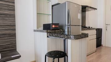 Room | Private kitchenette | Fridge, stovetop, cookware/dishes/utensils