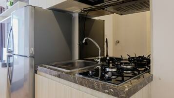 Quarto | Cozinha americana privada | Geladeira, cooktop, talheres/pratos/utensílios de cozinha