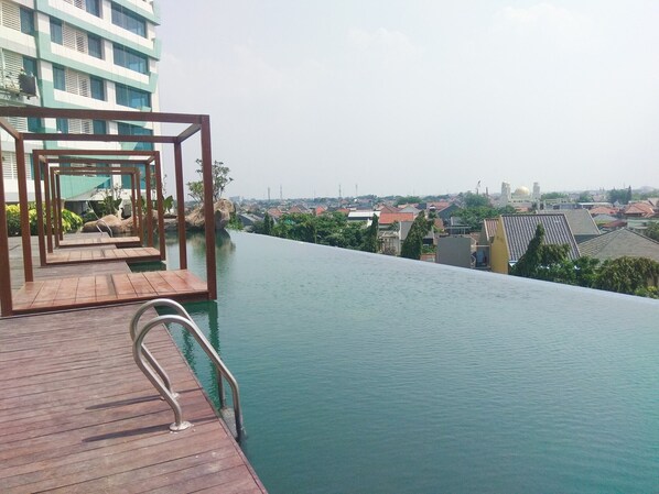Outdoor pool - Cozy and Modern Studio at Grand Kamala Lagoon Apartment (Bekasi)