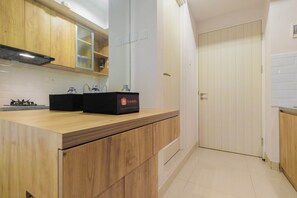 Habitación | Cocina privada | Refrigerador, parrilla de estufa y utensilios de cocina