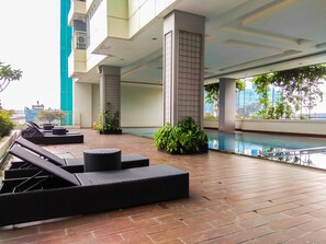 Una piscina al aire libre