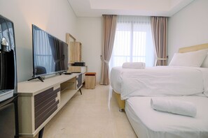 Room | Free WiFi, bed sheets - Best Design Studio Apartment at Gold Coast (Jakarta)