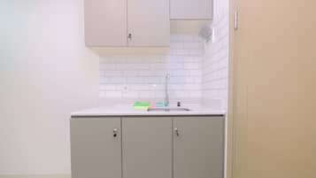 Room | Private kitchenette | Fridge, stovetop, cookware/dishes/utensils
