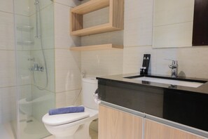 Kamar | Kamar mandi | Shower, handuk, sabun, dan sampo