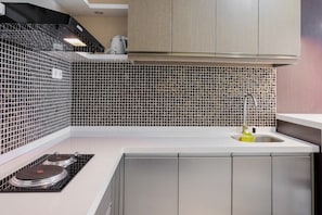 Room | Private kitchenette | Fridge, stovetop, cookware/dishes/utensils