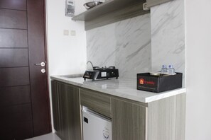 Frigorifero, piano cottura, pentole/stoviglie/utensili