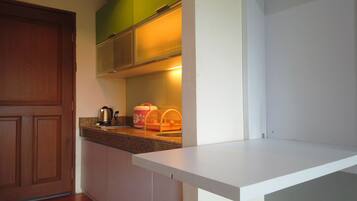 Room | Private kitchenette | Fridge, stovetop, cookware/dishes/utensils