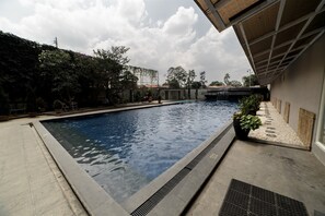 Outdoor pool - Comfy Studio Room @ Galeri Ciumbuleuit 2 Apartment (Bandung)