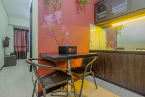 Room | In-room dining - Best Price Modern Studio Apartment at Nifarro Park (Jakarta)