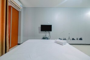 Free WiFi, bed sheets - Vintage Studio Apartment at Nifarro Park (Jakarta)