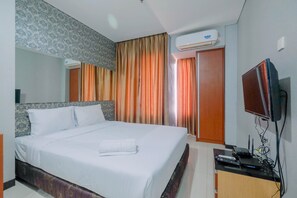 Free WiFi, bed sheets - Vintage Studio Apartment at Nifarro Park (Jakarta)