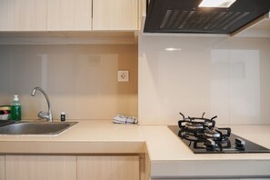 Habitación | Cocina privada | Refrigerador, parrilla de estufa y utensilios de cocina 