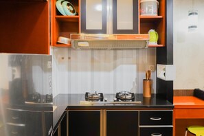 Habitación | Cocina privada | Refrigerador, parrilla de estufa y tetera eléctrica 
